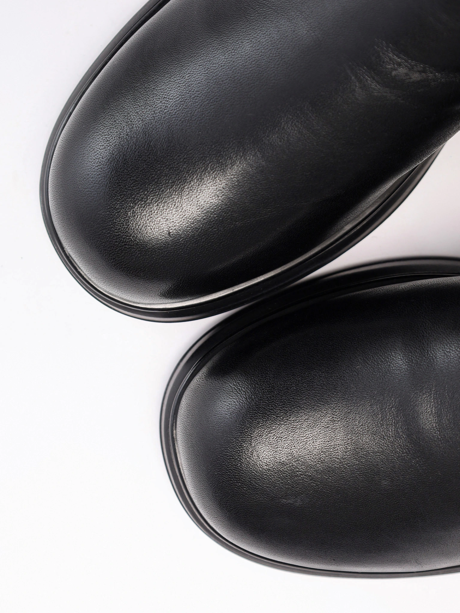 Ботинки черного цвета на широком среднем каблуке